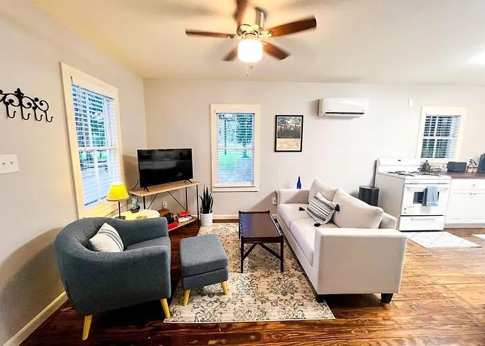 Picturesque Cozy With Fire Pit Space In Louisiana Lafayette